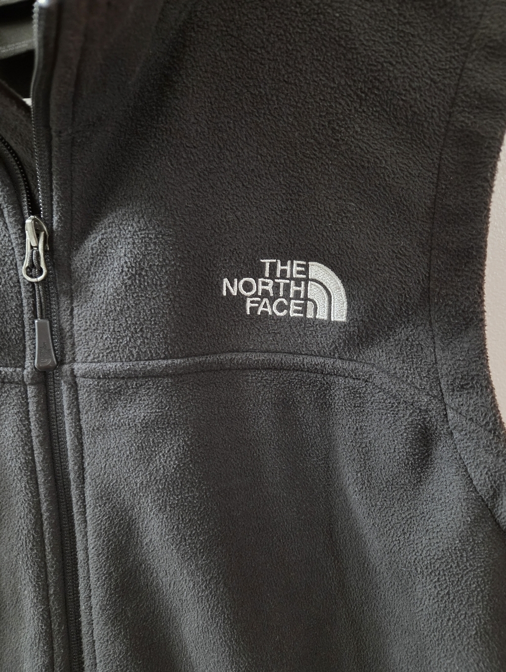 The North Face Men's Black Fleece Vest with Logo On Front And Back. Sz M - Picture 4 of 7
